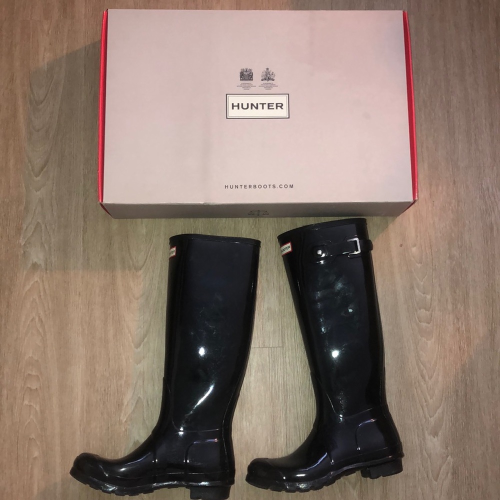 Black Hunter Buckle Rainboots + Socks | Woman’s 8